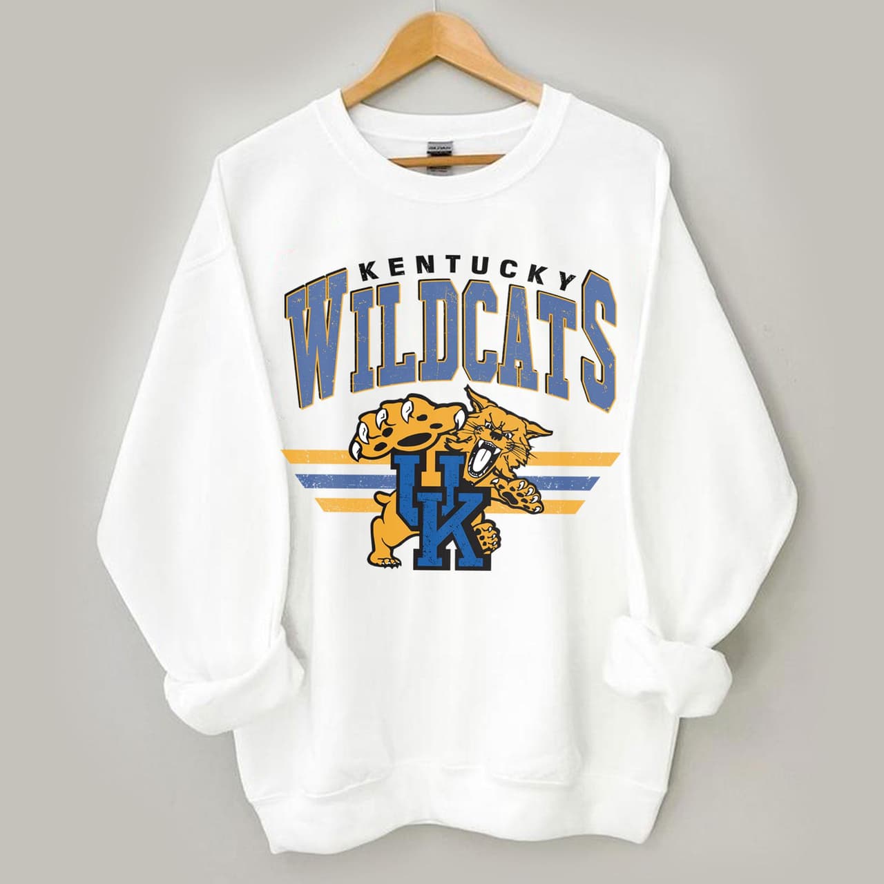 Vintage NCAA Team Kentucky Wildcats With T-Camiseta, Sweater, Sudadera con capucha, Graphic NCAA baloncesto - fútbol - Baseball Team Camiseta, Gift For Men, Women – image 2, Kentucky Wildcats Tee, Kentucky Wildcats Merch, Kentucky Wildcats Shirt, Kentucky Wildcats Sweatshirt, Kentucky Wildcats Hoodie, Kentucky Wildcats Clothes