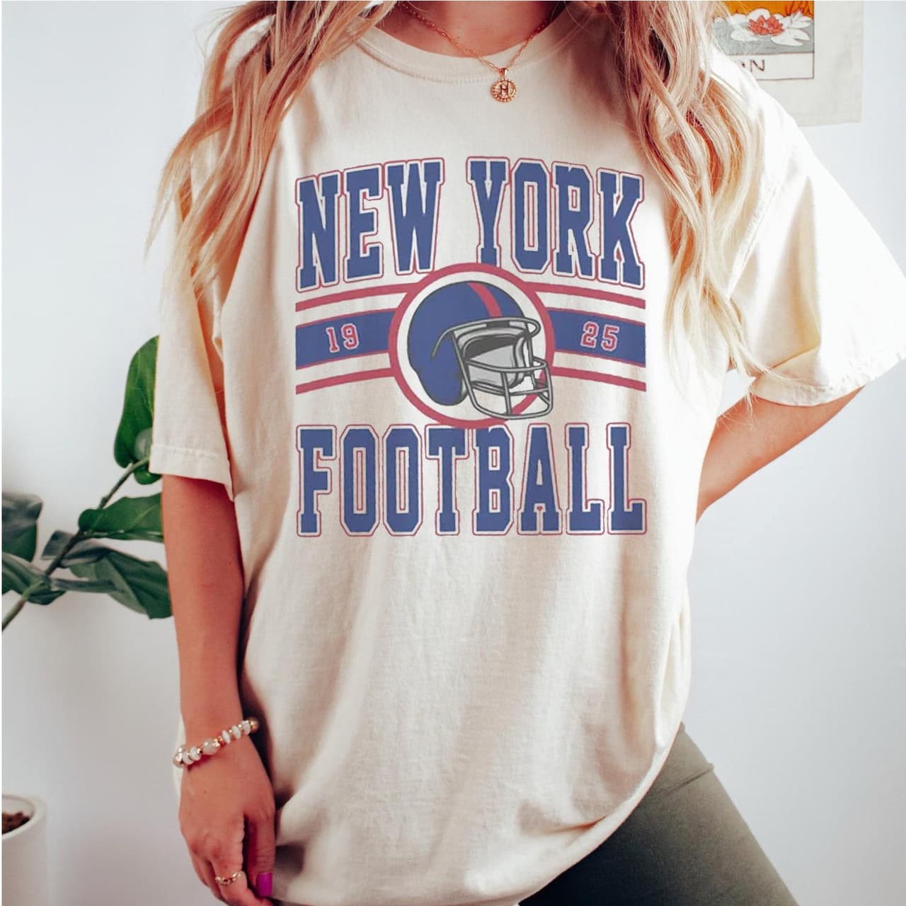 Camiseta Vintage de Cuello Redondo de Fútbol de New York - Regalo Ideal para Fanáticos de New York – image 1, New York Giants Tee, new york giants long sleeve shirt, giants long sleeve shirt, ny giants long sleeve shirt, saquon barkley shirt, new york giants sweatshirt, new york giants shirt