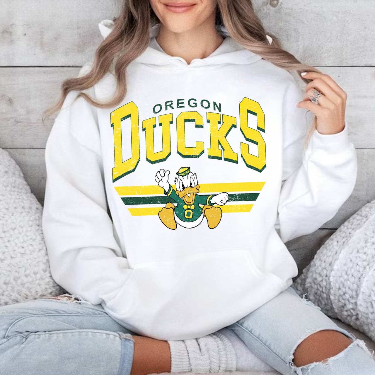 Sudadera Vintage Oregon Ducks NCAA Fútbol - Regalo Unisex Fan – image 2, Oregon Ducks Tee, oregon ducks sweatshirt, oregon ducks football sweatshirt, oregon ducks shirt, oregon ducks football t shirts, oregon football t shirt, mens oregon ducks t shirt