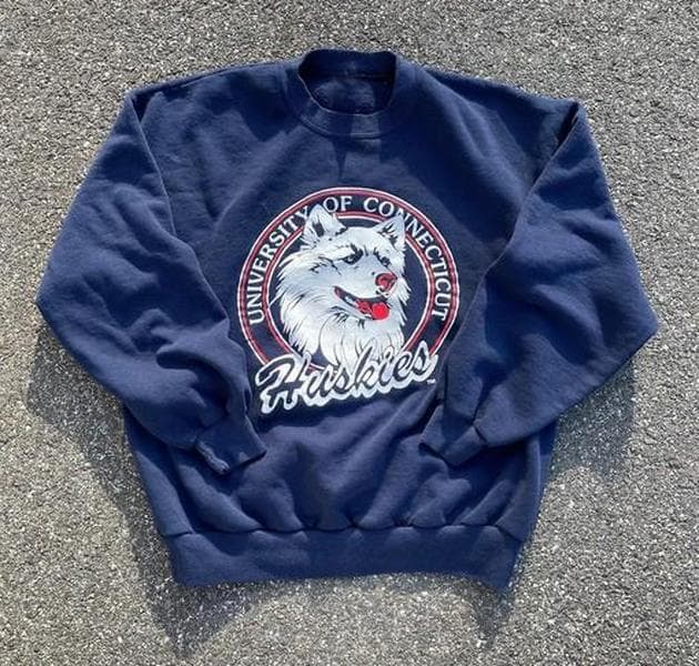 Ropa Vintage UConn Huskies Logo NCAA: Sudadera con Capucha, Sudadera, Camiseta – image 1, UConn Huskies Tee, UConn Huskies Merch, UConn Huskies Shirt, UConn Huskies Sweatshirt, UConn Huskies Hoodie, UConn Huskies Clothes